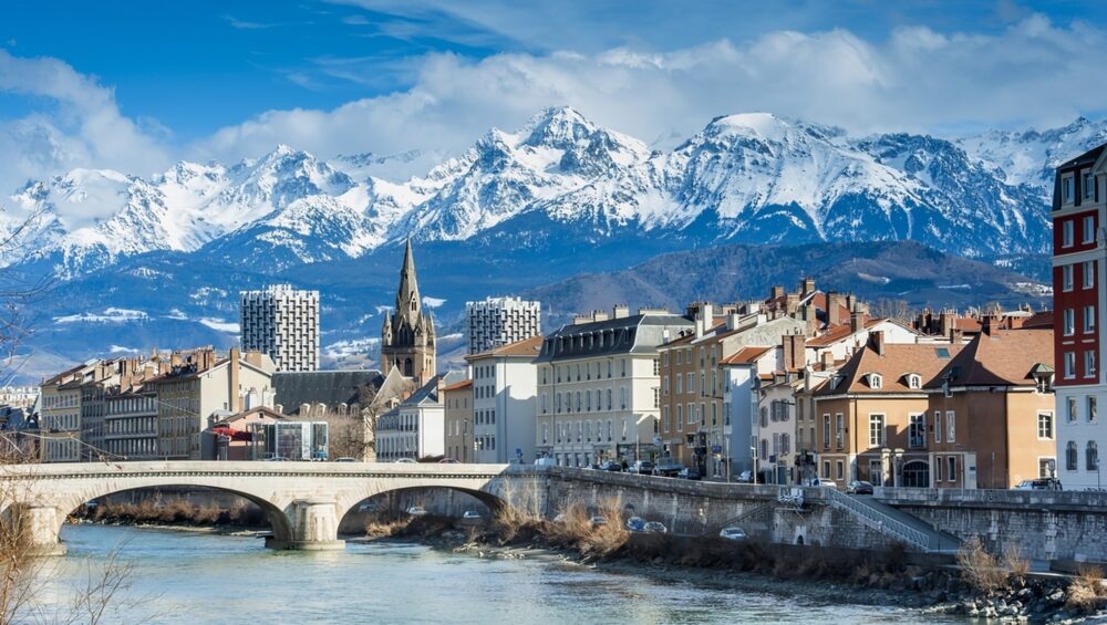 Vue panoramique de Grenoble et des massifs alpins, marché immobilier 2026