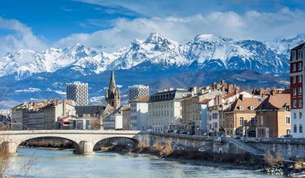 Vue panoramique de Grenoble et des massifs alpins, marché immobilier 2026